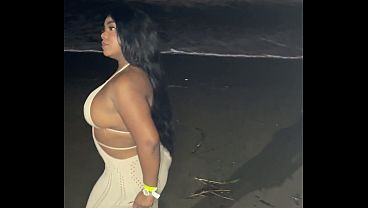 Mi Hermanastra Se Deja Hacer Un Facial Finish En La Playa