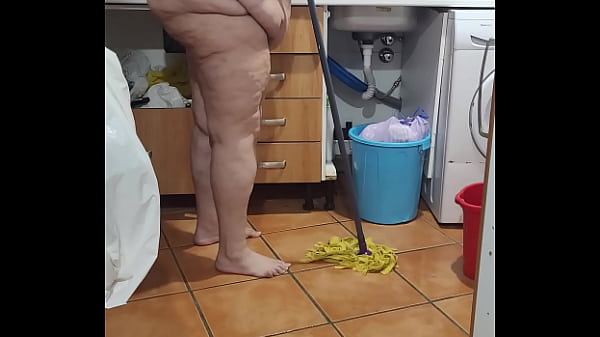 Coolmarina. Meada Abundante En El Suelo De La Cocina Y Le Da Tanto Gusto Que Se Folla Al Palo