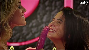 Gostosa Peituda Masturba Garota Jovem Com Plug Backdoor