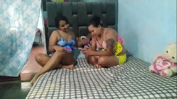 Por Ser Infiel, La Esposa Se Encuentra Con La Amante De Su Marido Y Decide Follarla, Masturbarse Mutuamente, Tener Sexo Duro, A Ver Qué Es Lo Que Le Vio A Esa Zorra