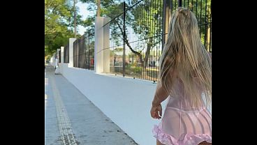 Neste Vestido Rosa Transparente Mostrando A Calcinha Branca De Renda