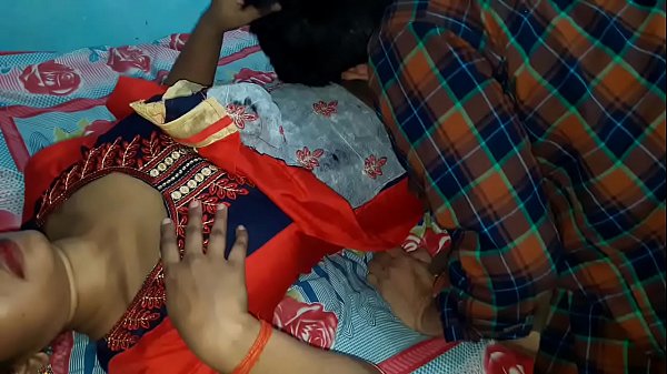 अकेले मे घर पर नौकरानी को पटाया और फिर
