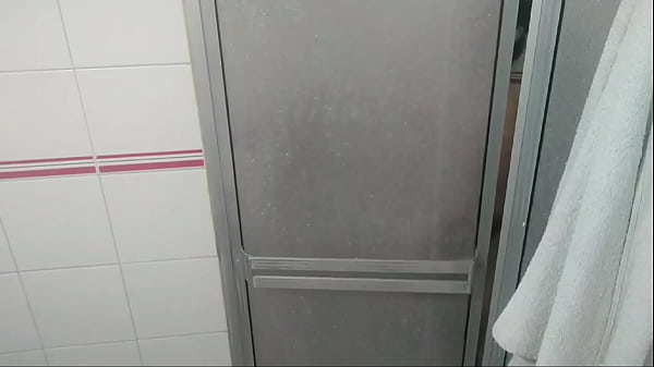 Mientras Me Doy Una Rica Ducha Llega Mi Madrastra Y Me Quita La Toalla, Cuando Me Doy Cuenta Esta Desnuda Con La Toalla Puesta Y Se Mete Al Baño Conmigo Y Me Empieza A Besar