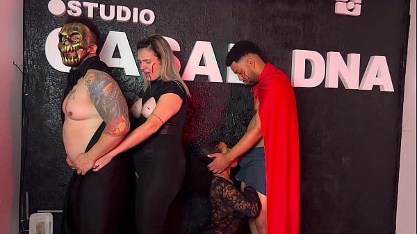 Festa De Halloween Da Putaria Uma Suruba Gostosa Entre Casais ! Chupando Gostoso A Buceta Molhada A Piroca Grossa Quase Gozando Gostoso Nas Safadas!