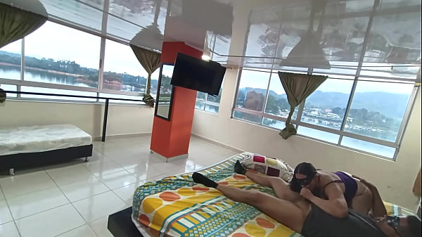 De Viaje Con La ESPOSA De Mi JEFE Nos Tocó Compartir La Cama Y Le Deje Toda Mi LECHE ADENTRO En El Hotel 1-1 FULLONXRED