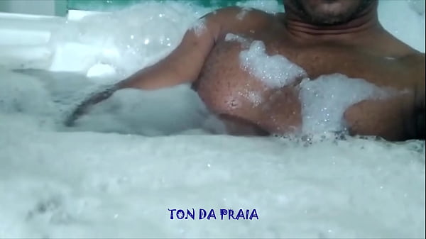 Já Tinha Gozado 3 Vezes Na Cama, Foi Pra Banheira Pra Relaxar, Mas O Ton Não Deixou A Casadinha Sem Um Carinho Na Hidromassagem