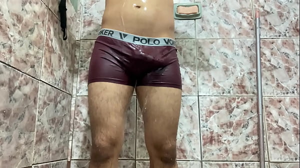 Tava No Banho E Foi Flagrado Tirando A Cueca