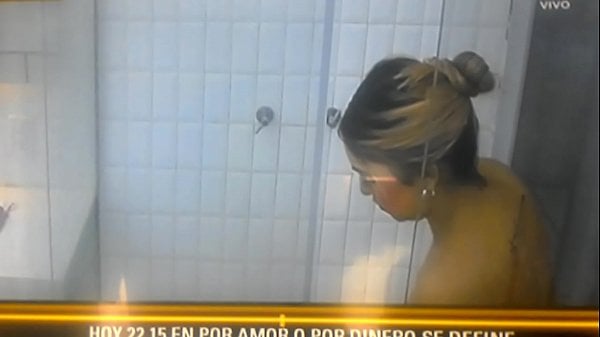 CAMILA BAÑANDOSE EN PROGAMA PORAMOROPORDINERO