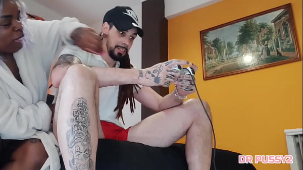 EBONY NAMORADA DO VIDEO GAMER INTERROMPEU O JOGO PARA BRINCAR COM O JOYSTICK