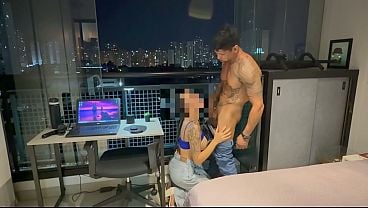 Fudeu A Cunhada Casada No Airbnb. Em Uma Viagem Para Sp (brasil) Casada Safada Conta Que é Hotwife E O Marido Cuckold E Fode Com O Cunhado Na Varanda Do Predio.