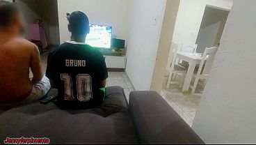 Tive Que Fazer Sexo Com Amigo Do Meu Marido Por Causa De Uma Aposta, Mas Fiquei Com Tesão E Acabei Fazendo DP Com Os Dois