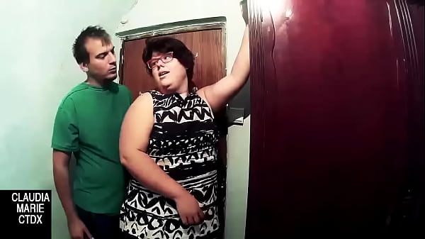 Un Pepino Y Un Polvo Al Lado De La Puerta