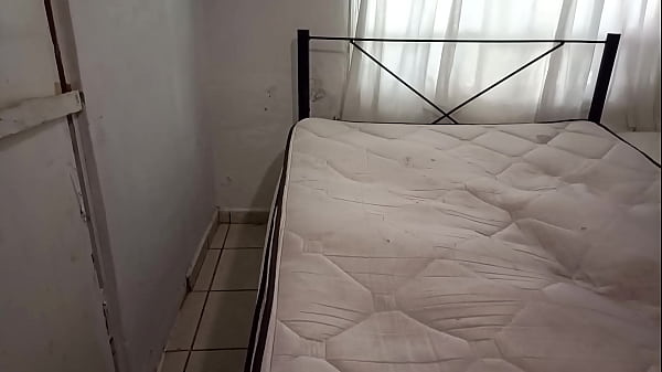 Madrastra Alluring Limpia El Dormitorio En Tanga Y Se Graba Para Su Hijastro
