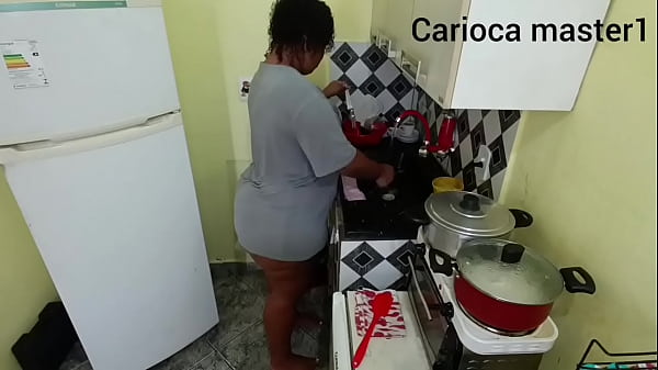 Marido Chega Para Almoçar E Fode Mulher Em Quanto Ela Cozinha