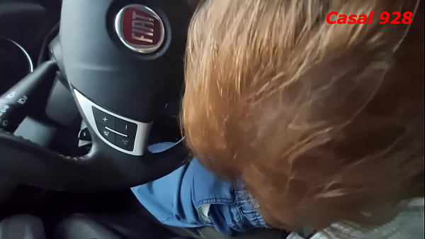 Esposa Fazendo Boquete No Estacionamento Do Supermercado Em Plena Luz Do Dia, Engoliu A Por Ainda Limpou Os Lábios Bj Inside The Car In The Parking Lot Of The Market