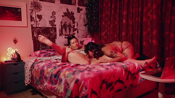 BUNDAS DELICIOSAS NUMA HISTÓRIA CHEIA DE SEXO ENTRE AMIGOS E MUITA PEGAÇÃO ENTRE MULHERES | XDEMONICA, AGATHA LUDOVINO, MARIO AQUELE