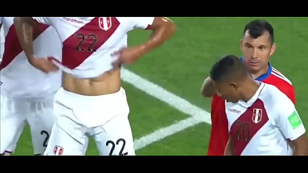 Futbolista De Perú Mostrando Sus Abdominales