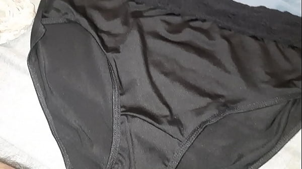 Me Masturbé Y Me Corrí En Los Calzones Negros De Mi Major Amiga