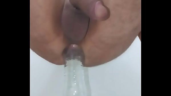 Sentando Na Garrafa De Agua