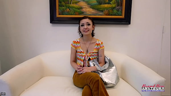 Short Haired Babe Wendy Analingus Rear And Licking A Big Plump Boner To Jerk!