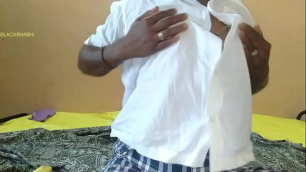आंटी ने वेबकैम पर सेक्सी गांड दिखाई