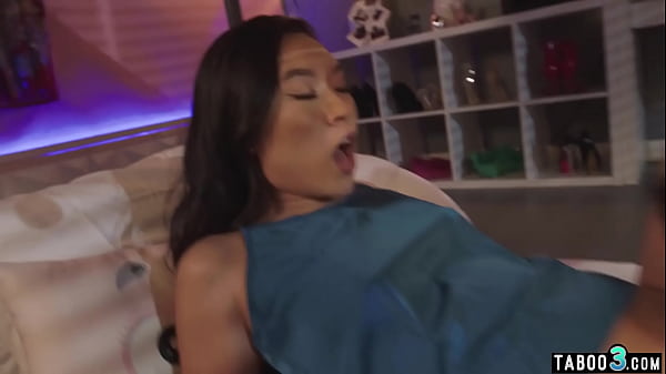 Squirter Lesbian Coeds Eating Their STEPMOM Chaperones Dee Williams Honeypot