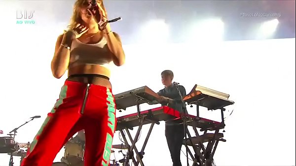 Tove Lo Showcasing Her Melons At Lollapalooza BR 2017 (At 1:38)