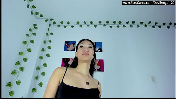 Colombiana Latina Grasps Her Tootsies Still And Lets You Watch