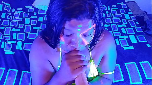COMO ME ENCANTA LAS POLLAS!! Rica Latina BBW En Neon Haciendo Una Mamada Sultry Con Garganta Profunda Extrema A Un Dildo Muy Caliente