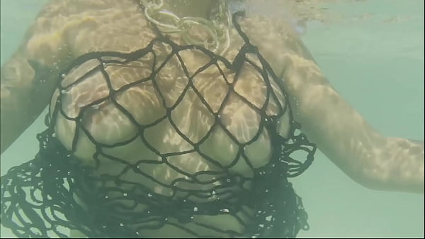 Monika Fox Swims Nude In Atlantic Ocean & Pees On Beach (Free)