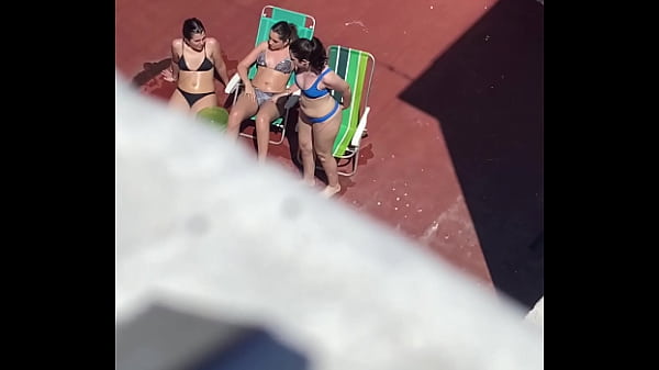 Vecinas Tomando Sol En La Terraza Parte 2