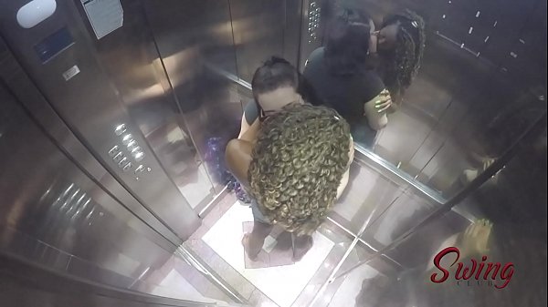 Flagramos A Bonequinha Sado E Arlequina No Elevador Da Putaria - Vídeo Completo No RED