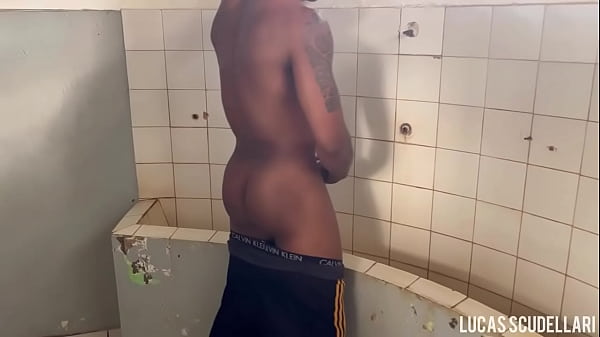 Batendo Uma E Gozando No Banheiro Público (Completo No Red)