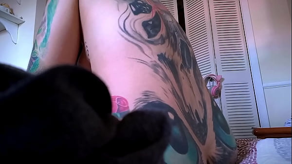 Caught In Raunchy Clothes With A View Of The Giantess Buttcrak