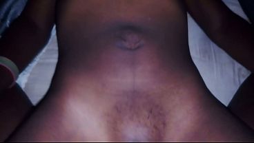 Une Jolie Jeune Femme ébène Piégée Dans Des Relations Sexuelles Intense Par Un Touriste Afro Américain à Grosse Bite énorme Giclée