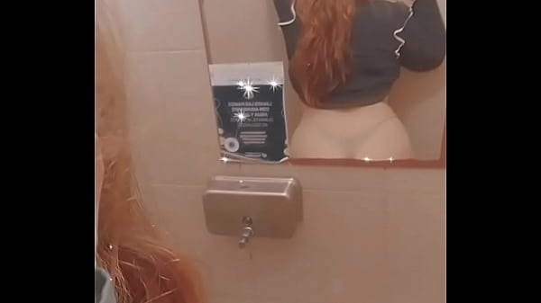 Mia Moviendo La Cola