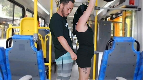 ABSURDO EM PUBLICO NO ÔNIBUS Homem Da Esfrega O Pau Na Morena Ate Gozar Na Sua Bunda E Vestido