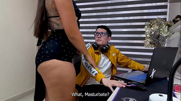 Madrastra Latina De Culo Perfecto Cabalga La Gran Verga De Su Hijastro Nerd Por Primera Vez! Se Viene A Chorros