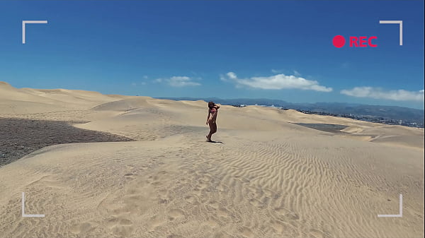 PISS PISS TRAVEL - Funy In Micro Bikini Babe Public Pissing In Maspalomas Dunes Canarias