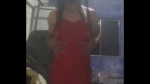 Travesti Se Exibindo De Vestidinho Vermelho
