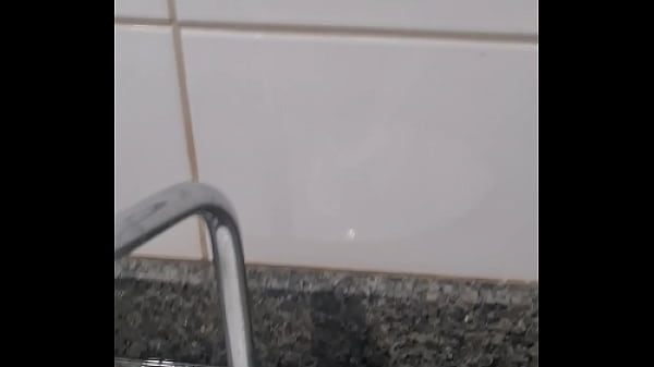 Novinho Jorrando Meio Copo Pelo Ralo