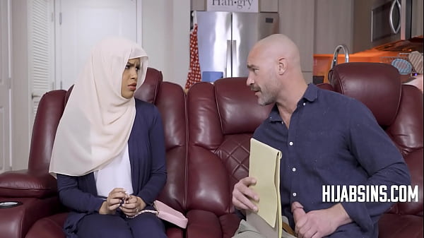 Arab Honey In Hijab Fucks Her Therapist To Get Over Trauma
