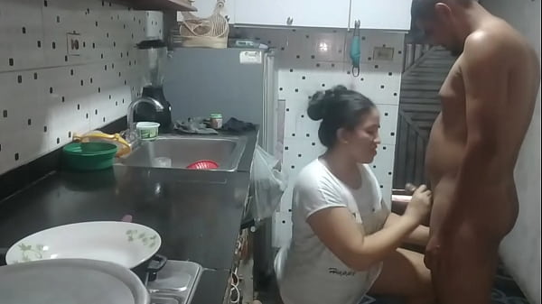 El Novio De Mi Hermanastra No Aguanta Ver Mi Gran Culo Termina Follando En La Cocina Con Su Deliciosa Polla Y Me Termina Adentro Qué Rico Sentir Su Semen