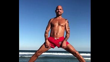 PORNSTAR CHAMPION BEACH FORM PORNSTAR MAXXX LOADZ DOES A SPLIT AT THE BEACH