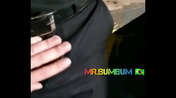 O DIA QUE DEI O RABO NA RUA PARA O GARÇOM QUE TINHA ACABADO DE SAIR DO RESTAURANTE