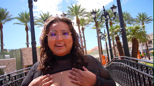 Peachie Garcia Takes A Stroll Through Downtown Summerlin & Stops By Barnes & Nobles