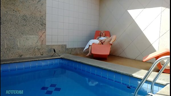 Minha Vizinha Pensou Que Estivesse Sozinha Em Casa Então Flagrei Ela Se Masturbando Na Piscina, Não Resisti E Fui Ajudá-la