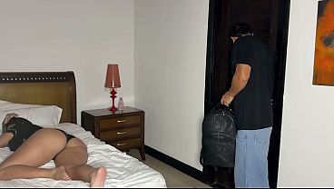 LUCKY THIEF ENTERS A HOUSE AND ENDS UP HAMMERRING A BIG-ASSED, DECORATED LATINA - LA ROLA