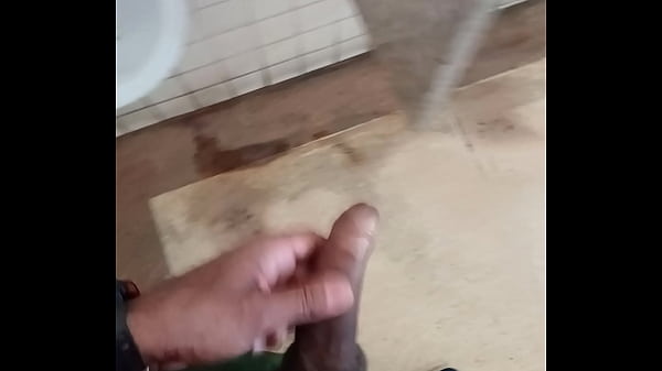 Batendo No Banheiro Cheio De Gente