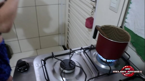 Loira Prepara Brigadeiro Gourmet E Se Lambuza Toda Até Gozar Com Seu Consolo Cheio De Mel De Buceta! / COMPLETO NO XRED!